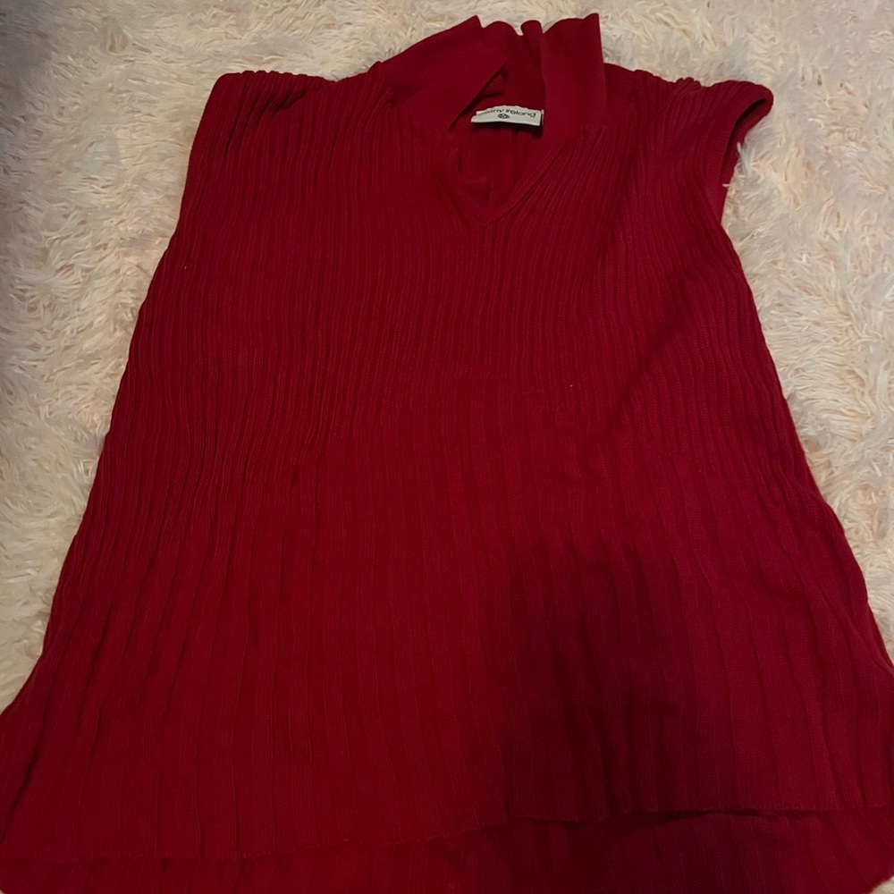 Sleeveless collared shirt